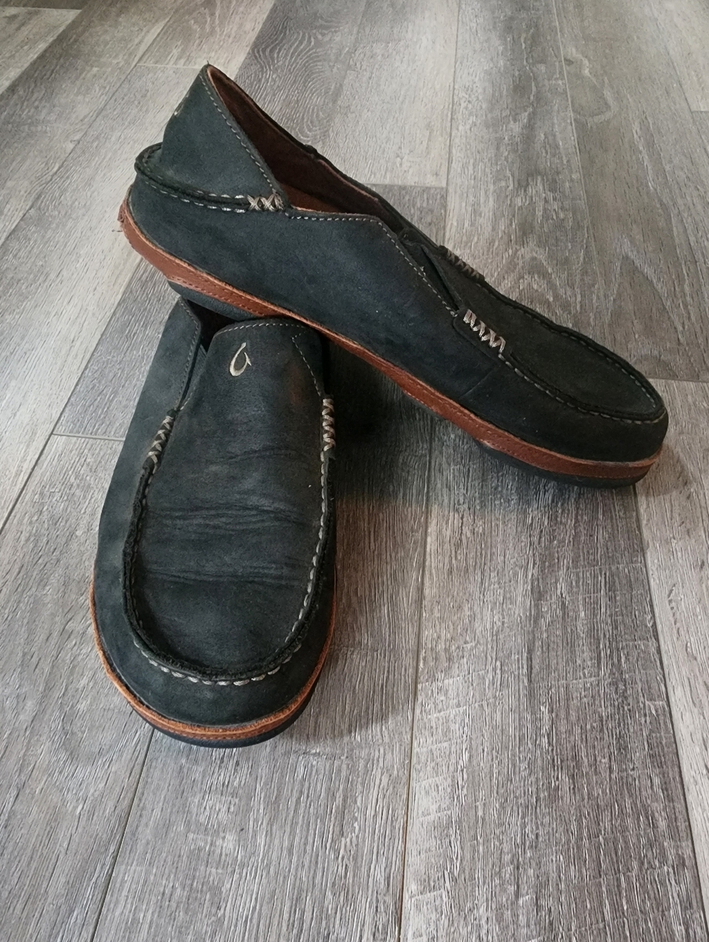 OluKai Moloā Leather Loafers in Black/Toffee